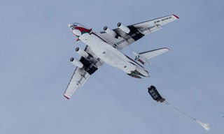 Десантники отработали выброску груза из Ил-76