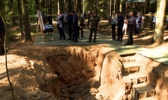 Министр обороны посетил место массового захоронения мирных жителей и военнослужащих