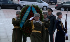 Министры обороны Беларуси и Казахстана возложили цветы к монументу Победы в Минске